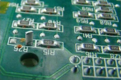 PCB焊接中的立碑問題：成因分析與工藝優化